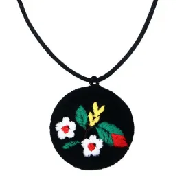 wisiorek-haftowany-ze-wzorem-kociewskim-z-makami