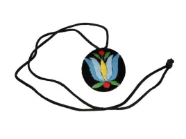 wisiorek-haftowany-ze-wzorem-kaszubskim-z-tulipanem