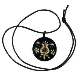 wisiorek-haftowany-ze-wzorem-kaszubskiej-zlotnicy