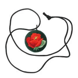 wisiorek-haftowany-lowicki-z-czerwona-roza-na-zielonym-tle