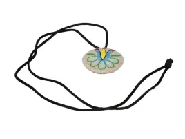 wisiorek-haftowany-ze-wzorem-kaszubskim-tulipanek-na-jasnym-tle