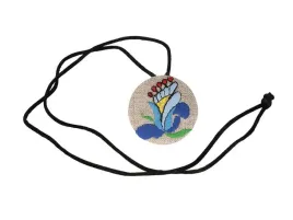 wisiorek-haftowany-kaszubski-lilia-na-jasnym-tle