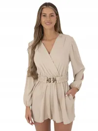 krotki-kombinezon-damski-z-kopertowym-dekoltem-na-lato