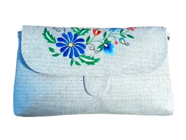 torebka-kopertowka-haftowana-na-ramie-lniana-ze-wzorem-kaszubskim-30x17c