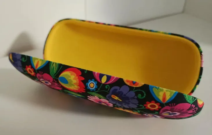 etui-na-okulary-lowickie-hafty-czarny-kolor-wielokolorowy