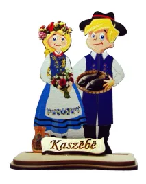 drewniana-para-kaszubska-na-podstawce