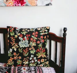 poszewka-gobelinowa-wiosna-czarna