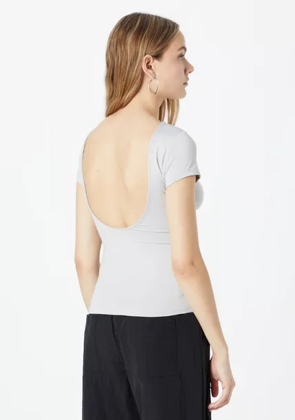 weekday-open-back-tshirt-xl-material-dominujacy-poliester