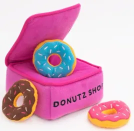 zippy-paws-norka-pudelko-donutow