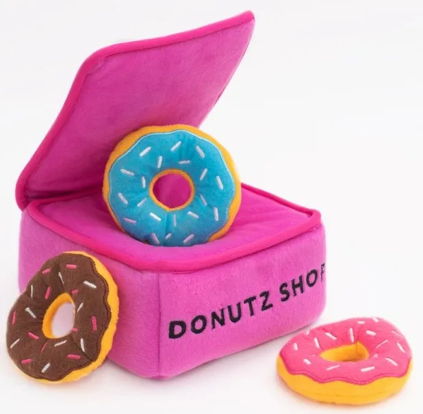 zippy-paws-norka-pudelko-donutow