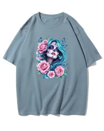 koszulka-oversize-kobieta-z-tatuazem-kwiaty-motyl-niebieski-l