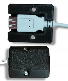 uniwersalne-mocowanie-przedluzacza-usb-pod-blatem-na-blacie-przykrecane