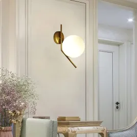 nowoczesny-kinkiet-zlota-podstawa-bialy-kulisty-klosz-am-light-w5699