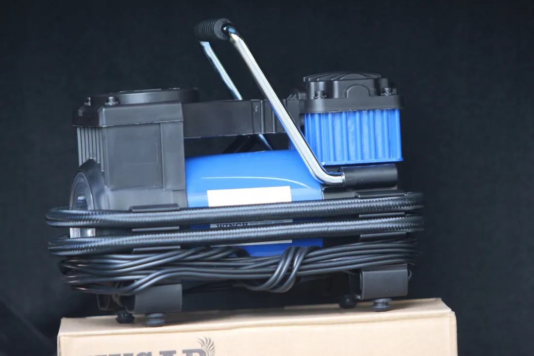 husar-winch-kompresor-samochodowy-pompka-sprezarka-mini-12v-led
