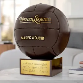 pilka-nozna-na-postumencie-z-grawerem-dla-trenera-zwycieska-druzyna