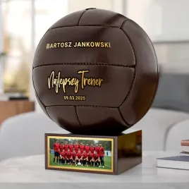 pilka-nozna-na-postumencie-z-nadrukiem-dla-trenera-wizjoner-na-boisku