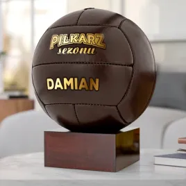 pilka-nozna-z-nadrukiem-na-postumencie-dla-pilkarza