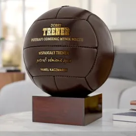 pilka-nozna-z-nadrukiem-na-postumencie-dla-trenera