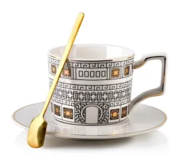 filizanka-porcelanowa-ze-zlotymi-zdobieniami-220-ml