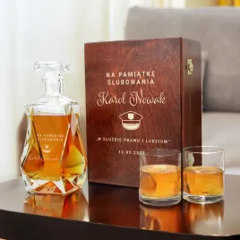 karafka-ze-szklankami-w-pudelku-na-slubowanie-policjanta