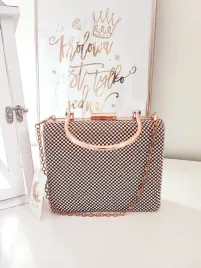 torebka-wizytowa-rozowa-blyszczaca-z-raczka