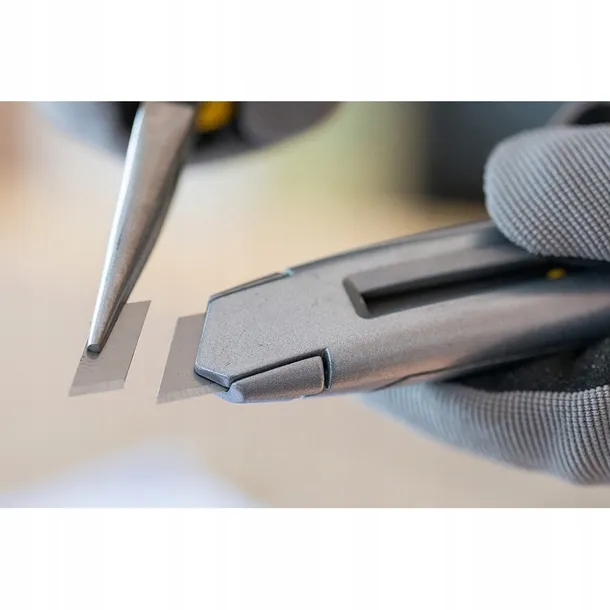 noz-interlock-18mm-5-ostrzy-carbide-waga-z-opakowaniem-1-kg-kod-producenta-100187