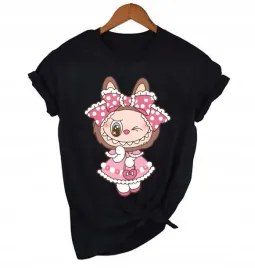 t-shirt-damski-nadruk-okazja-tik-tok-labubu-kobieta-roz-s-przod-w798