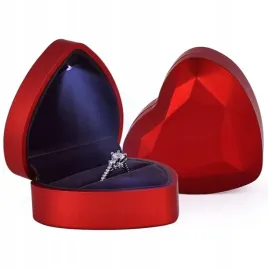 czerwone-pudelko-serce-na-pierscionek-zareczynowy-ze-swiatelkiem-lampka-led
