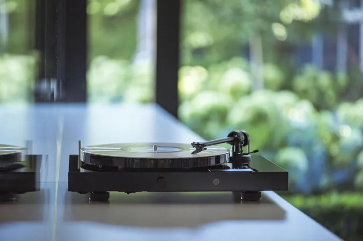 gramofon-pro-ject-jukebox-e1-om5e-czarny-sterowanie-manualne