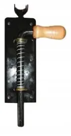 rygiel-zasuwa-do-bramy-drzwi-sprezyna-czarna-40cm