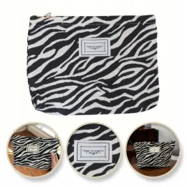 kosmetyczka-jednokomorowa-zeberka-czarno-biala-25-x-5-x18-cm-ks116