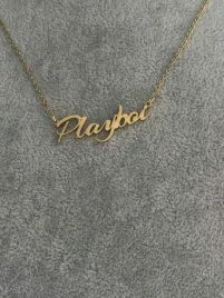 naszyjnik-lancuszek-z-napisem-playboi-carti-prezent-y2k