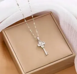 elegancki-naszyjnik-lancuszek-klucz-z-diamencikami-krysztalkami-key-y2k