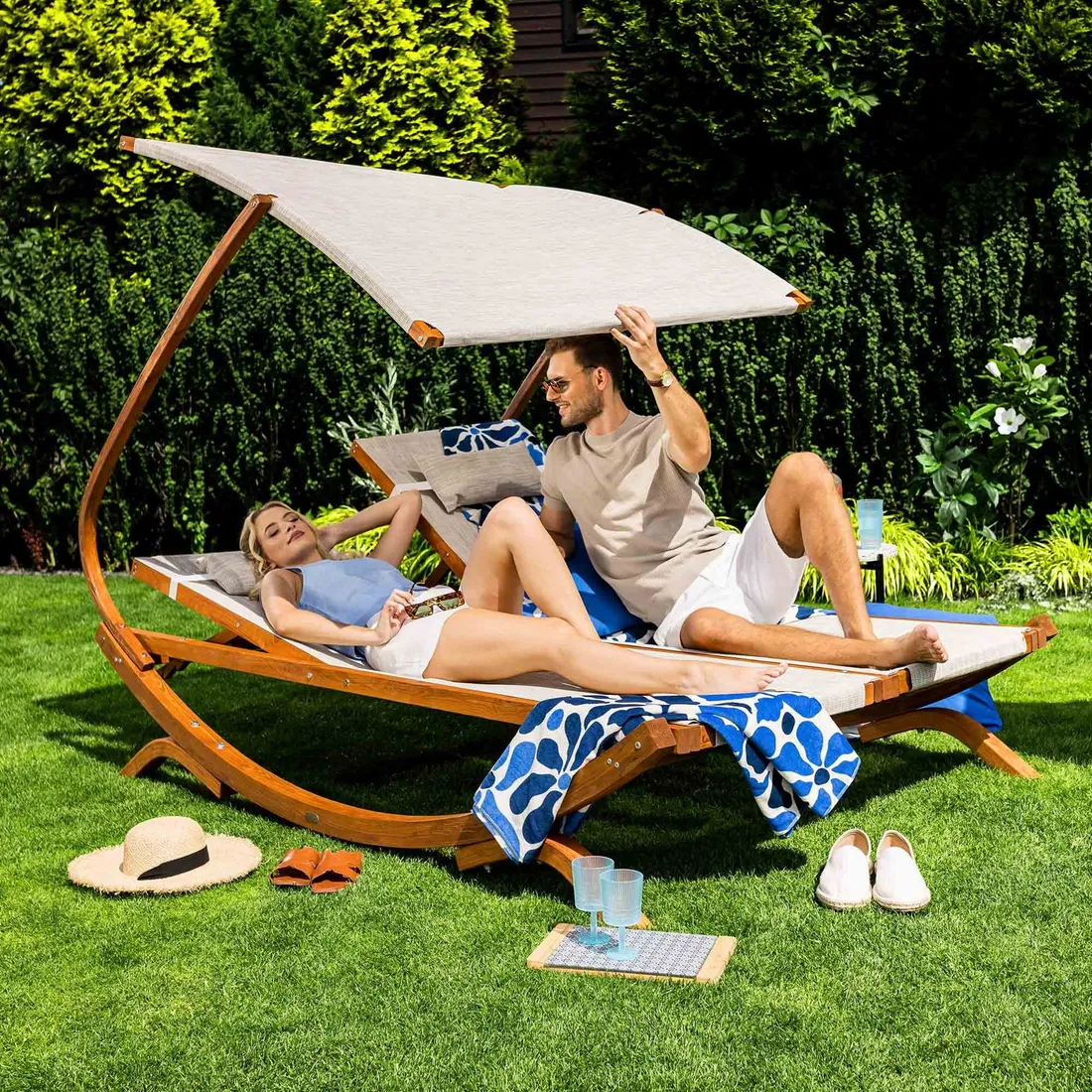 lezak-ogrodowy-drewniany-z-regulacja-lezanka-z-daszkiem-poduszka-taras