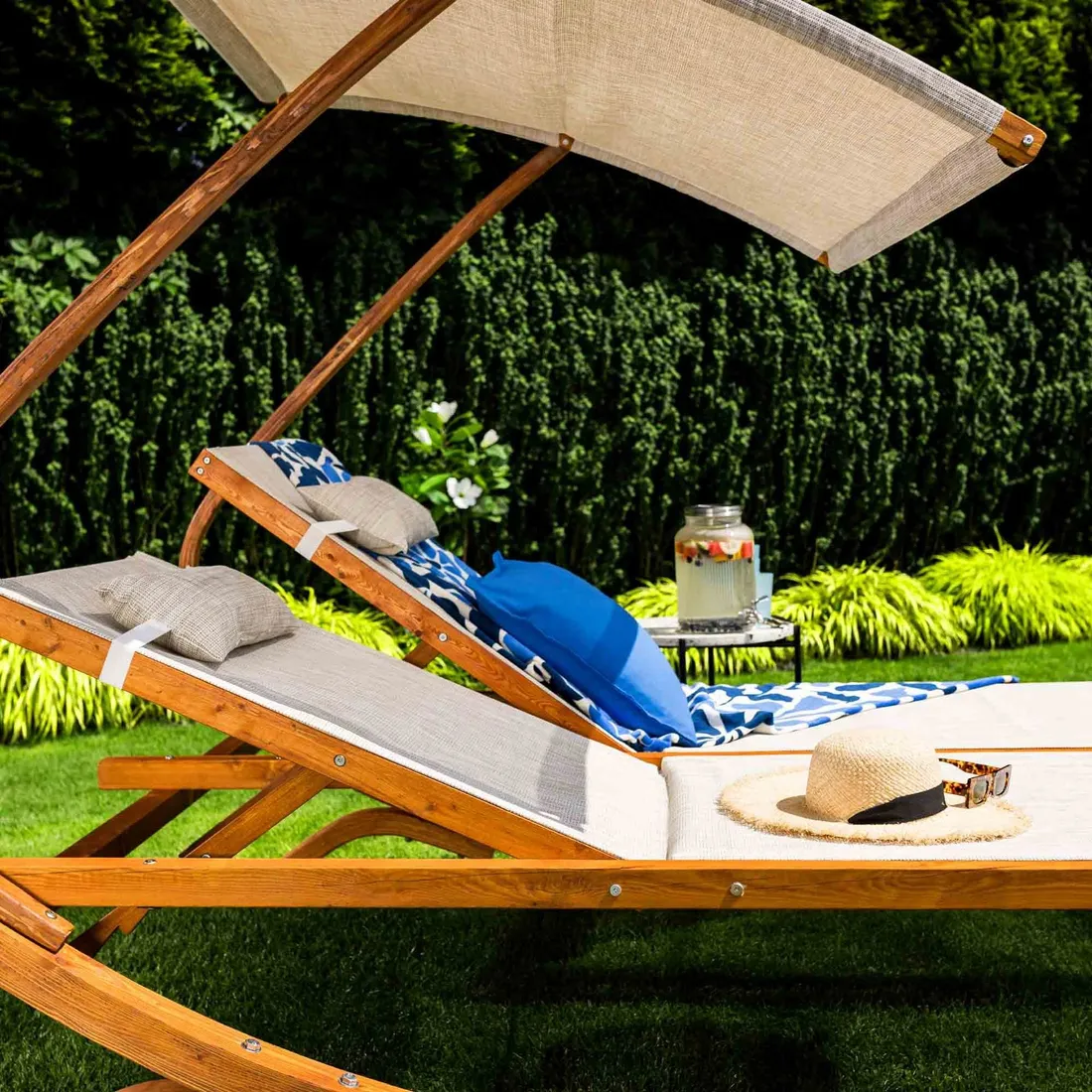 lezak-ogrodowy-drewniany-z-regulacja-lezanka-z-daszkiem-poduszka-taras