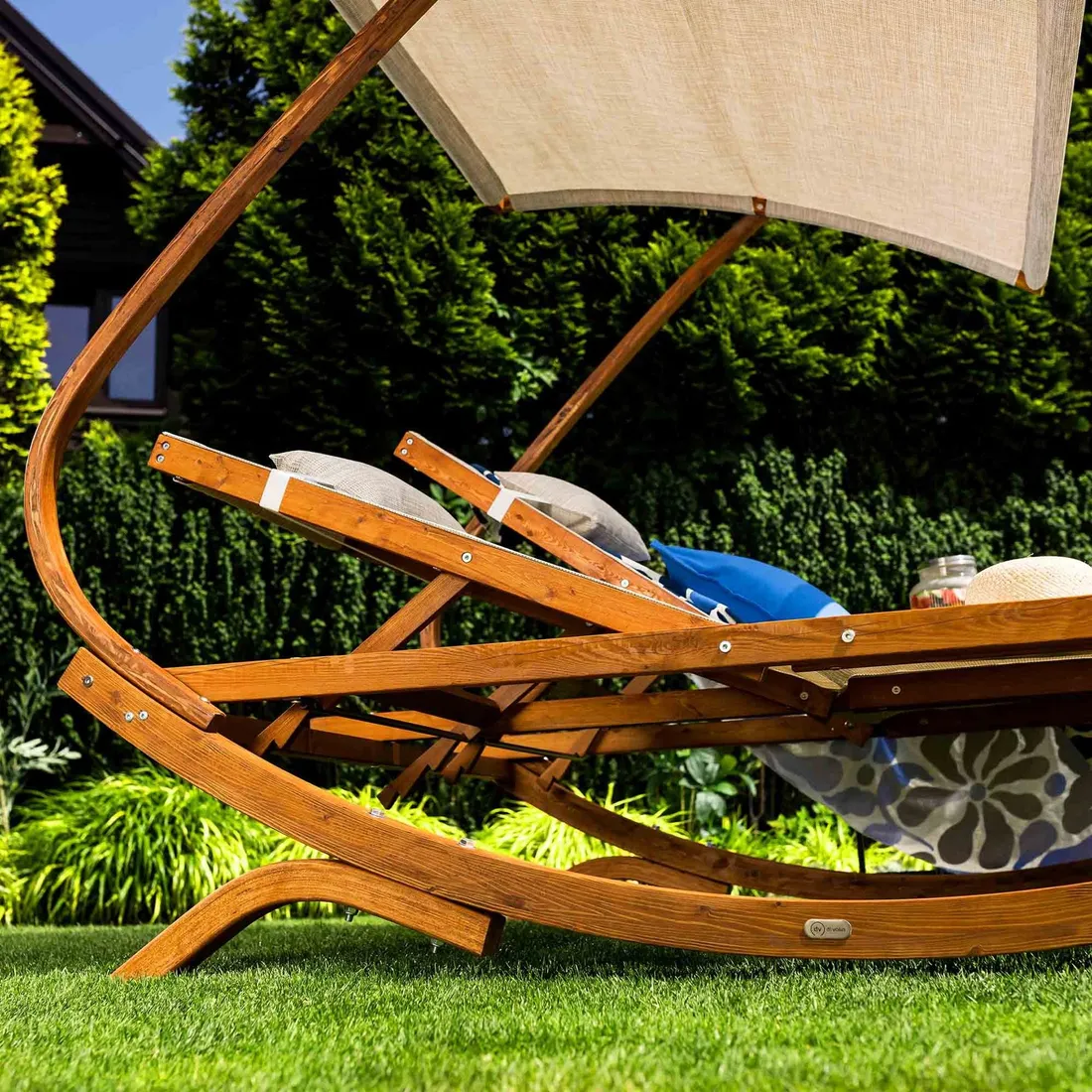 lezak-ogrodowy-drewniany-z-regulacja-lezanka-z-daszkiem-poduszka-taras