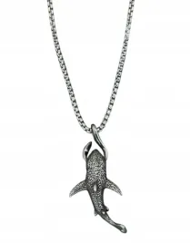 naszyjnik-wisiorek-ze-zlowionym-rekinem-megalodon-rekin-shark-srebrny
