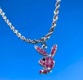 naszyjnik-wisiorek-kroliczek-playboy-krolik-rozowy-prezent-streetwear