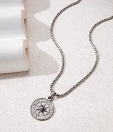 naszyjnik-lancuszek-z-kompasem-kompas-srebrny-compass-kierunki-swiata-y2k