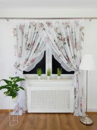 firana-z-etaminy-z-falbanka-i-cyrkoniami-firanki-do-salonu-400x250-kwiaty
