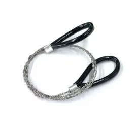 garota-pilka-podreczna-pila-reczna-na-biwak-na-ryby-pod-namiot-survival-edc