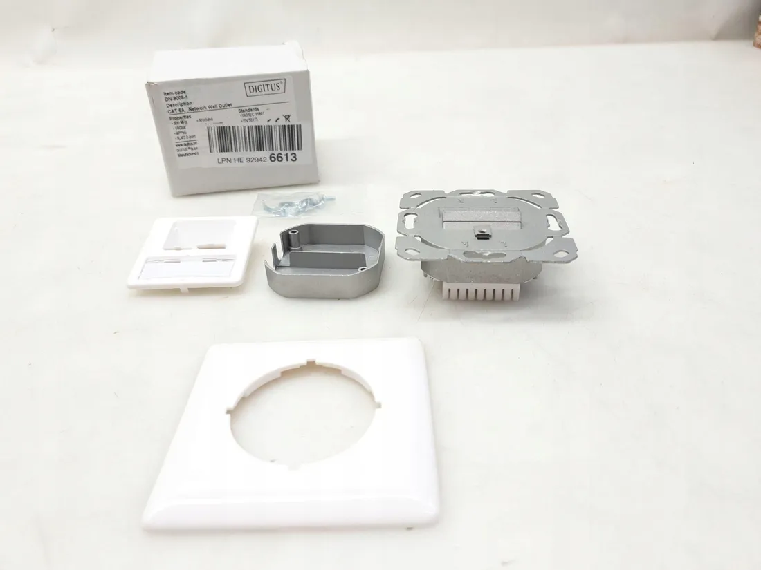 gniazdo-internetowe-lan-ethernet-scienne-digitus-bialy