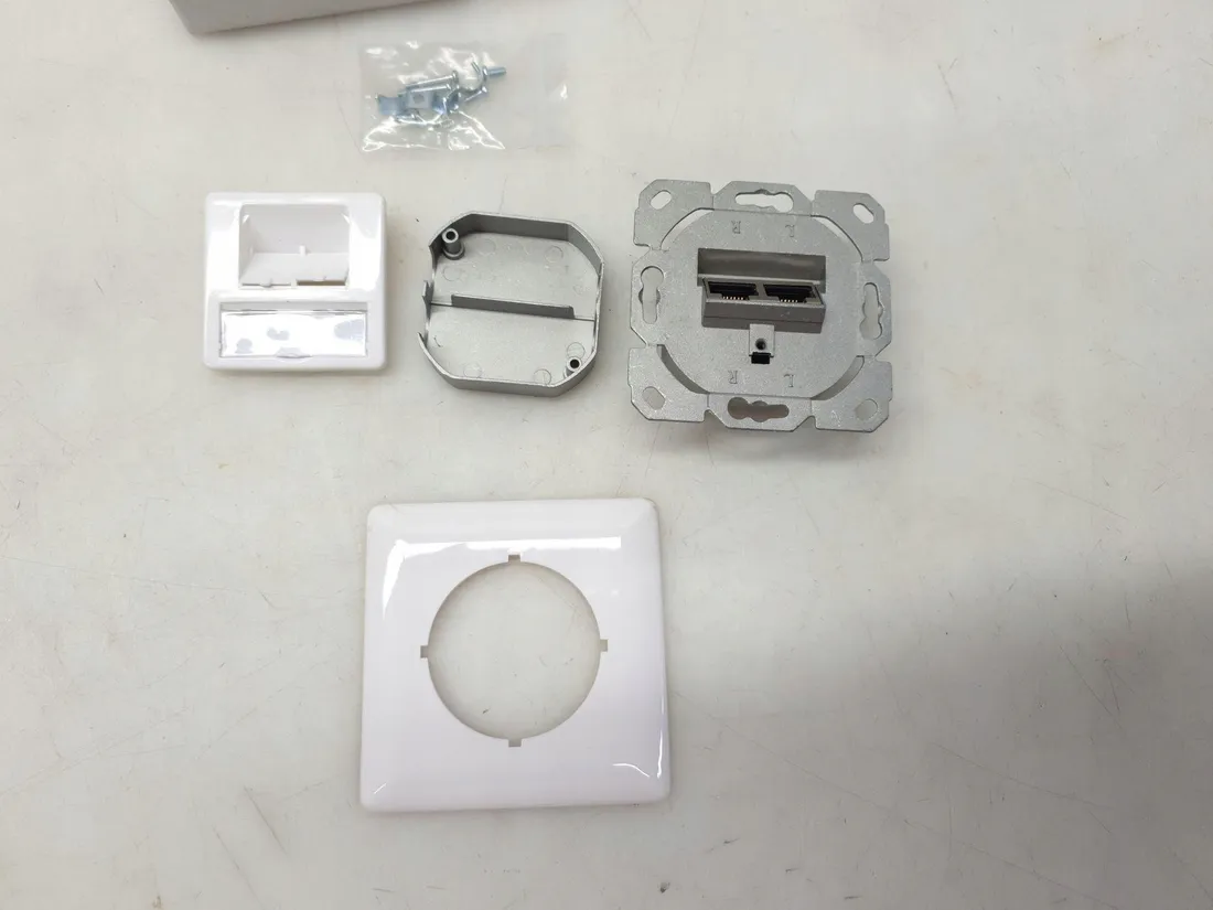 gniazdo-internetowe-lan-ethernet-scienne-digitus-bialy-stan-powystawowy