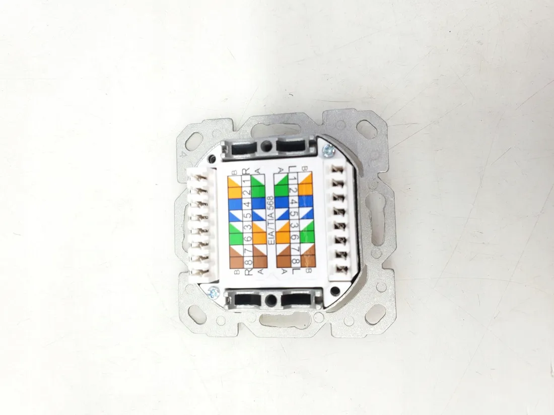 gniazdo-internetowe-lan-ethernet-scienne-digitus-bialy-stan-powystawowy