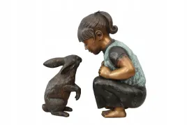 mala-dziewczynka-z-krolikiem-zajacem-ogrodowa-figura-rzezba-z-brazu