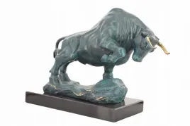 figura-walecznego-byka-byk-symbol-sily-i-zwyciestwa-rzezba-braz-patyna