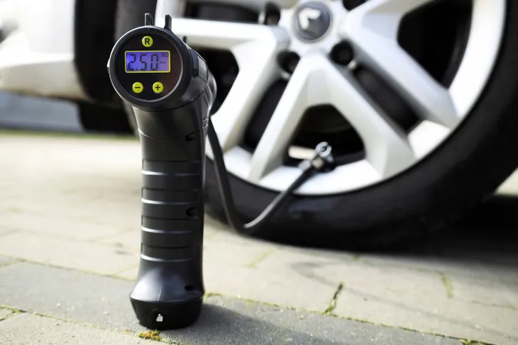 kompresor-powietrza-bezprzewodowy-150-psi-automatyczny-4-adaptery-stan-nowy-kod-producenta-db02538