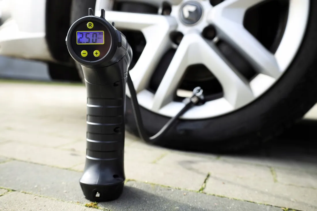 kompresor-powietrza-bezprzewodowy-150-psi-automatyczny-4-adaptery