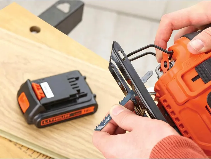 black-decker-wyrzynarka-18v-bdcjs18n-glebokosc-ciecia-w-aluminium-20-mm