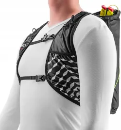 kamizelka-do-biegania-plecak-z-pokrowcem-na-kije-leki-trail-running-vest